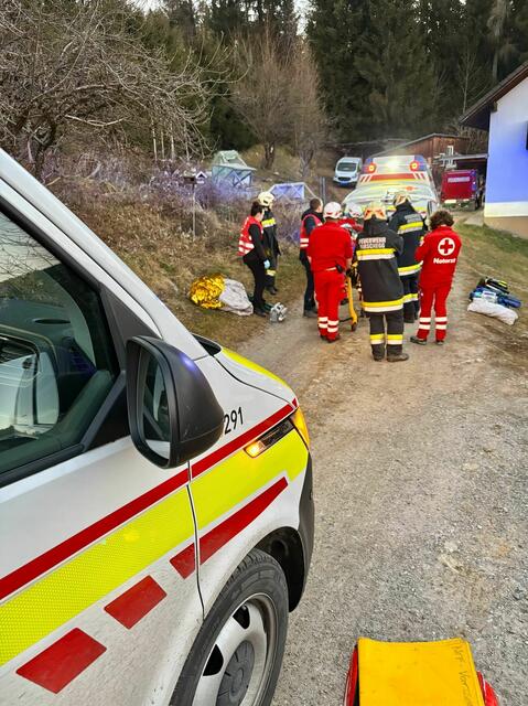 Der Verletzte wurde mit Verdacht auf Unterschenkelbruch nach Graz gebracht. | Foto: Rotes Kreuz/Hausegger