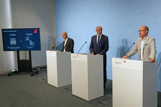 LH Anton Mattle, LR Mario Gerber und Hubert Siller (MCI) präsentierten die Eckpunkte der Novelle. | Foto: © Land Tirol/Neuner