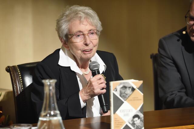 Helga Feldner-Busztin bei einer Buchpräsentation ihrer Enkelin Anna Goldenberg 2018 im Parlament | Foto: Parlamentsdirektion/Johannes Zinner