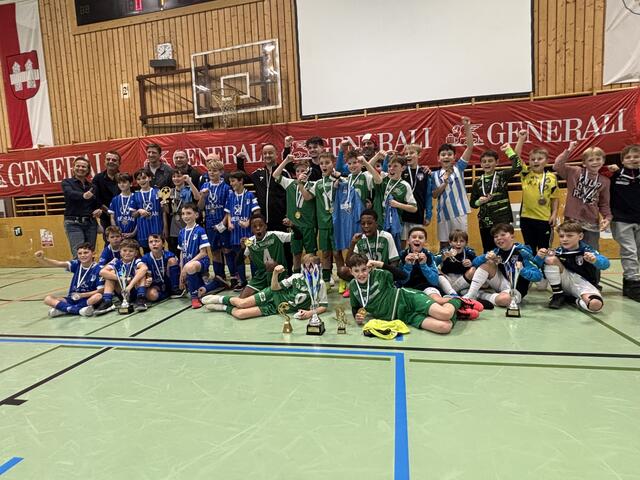 Jubelstimmung bei den U11-Mannschaften. FC Obermais, TSV Murnau und SPG Rietz/Stams feiern mit LA Evelyn Achhorner, Oliver Freudenschuß (Generali Versicherung) und Union-Obmann Herbert Lener. | Foto: MeinBezirk