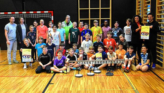 Rattenberger Mittelschüler und Schülerinnen bereiten sich auf die Tiroler Schul-Stocksport Meisterschaften in Wörgl vor. | Foto: Schwaighofer