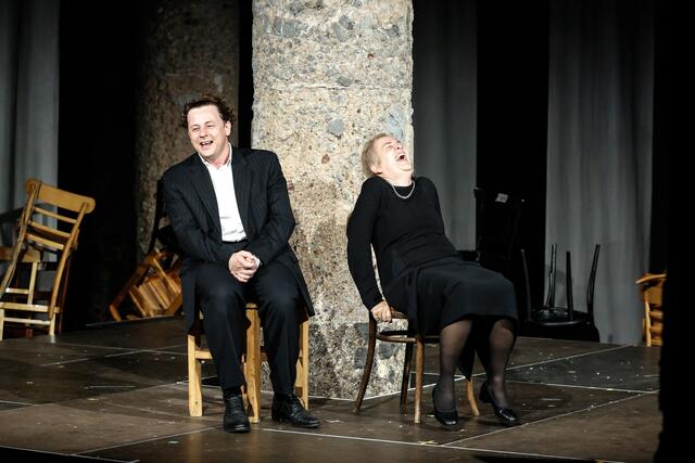 Ein kongeniales Duo: Wolfgang Viertl-Strasser und Christina Matuella als greises Paar Poppet und Semiramis in Ionescos tragischer Farce „Die Stühle“. | Foto: Andrea Weber-Stricker