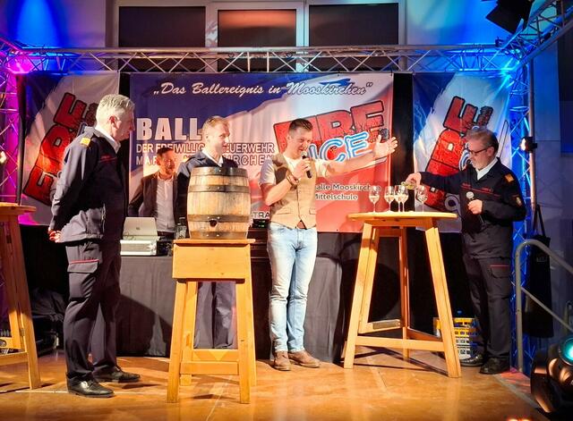 Der neue Ballwein vom Weingut Bauer-Prall wurde gleich verkostet. | Foto: Cescutti