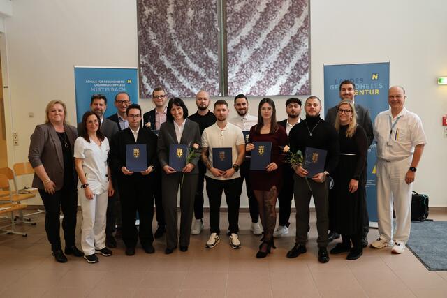 Die Absolventinnen und Absolventen des Lehrganges Operationsassistenz mit den Ehrengästen Barbara Schindler-Pfabigan in Vertretung der Geschäftsführung der Gesundheit Weinviertel GmbH; stv. Pflegedirektorin Gisela Reiskopf,Prim. Dr. Markus Dittrich in Vertretung des Ärztl. Direktors; stv. Direktor der GuKPS Wilhelm Schild; Klassenvorstand Katharina Buzath, Kaufmännischer Direktor Florian Trummer, und der wissenschaftliche Leiter der GuKPS Prim. Dr. Harald Rubey. | Foto: NÖ LGA