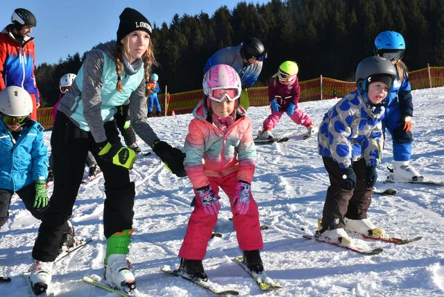 Kinder-Skikurs für Anfänger. Veranstalter Sektion Ski Union Dimbach-Pabneukirchen. Ort: St. Georgen am Walde.  | Foto: Robert Zinterhof