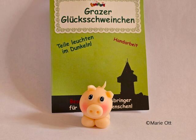 Grazer Glücksschweinchen werden auch teilweise von Behinderten hergestellt, am Hauptplatz und beim Libro zu kaufen usw.