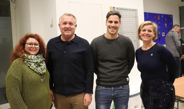 Mit den Lehrwarten der Naturfreunde gratulierten bei der Siegerehrung den Teilnehmern die Bgm. Manfred Komericky und Alexander Ernst sowie die Gemeinderätinnen Sandra Goldberg und Sabine Jakubzig.  | Foto: Edith Ertl