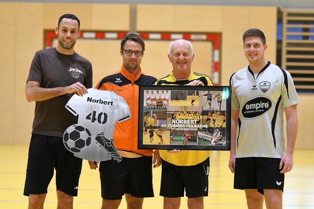 Zum 40-Mal in Folge nahm Norbert Gahleitner beim Fußball-Ortscup teil. Dafür wurde er geehrt.  | Foto: Lindorfer