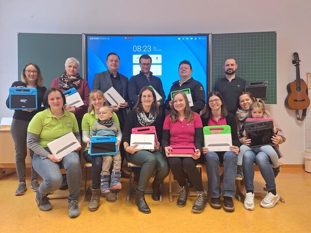 Vertreter der Firmen und Vereine bei der Überreichung der Tablets an die Schülerinnen und Schüler der Volksschule Windhaag bei Freistadt. | Foto: VS Windhaag
