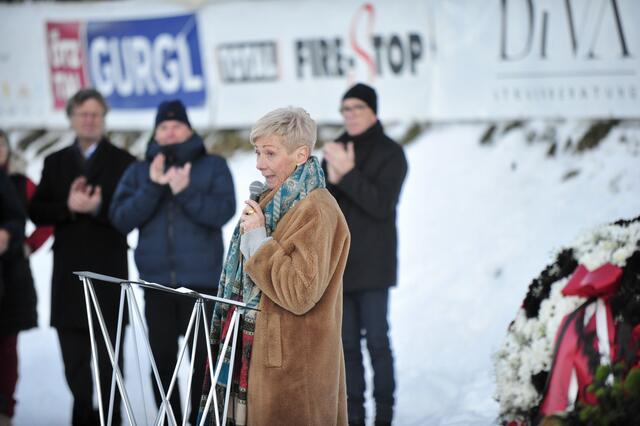 Gattin Irmi hatte das Schlusswort am Ende der außergewöhnlichen Zeremonie. | Foto: Hassl