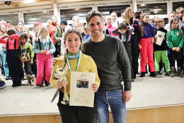 Julia Kopp (13) wurde Tagesbeste im Abfahrtslauf der Naturfreunde. Bgm. Alexander Ernst gratulierte der jungen Werndorferin. | Foto: Edith Ertl