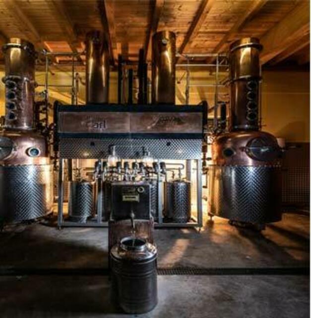  Destillerie PuchasPLUS Kukmirn: der letzte Schrei in unserer Brennerei? Unser Whiskyfasskeller mit integrierter Vinothek. Nicht irisch, nicht schottisch, nicht amerikanisch sondern eigenständig authentisch und damit unvergleichbar.