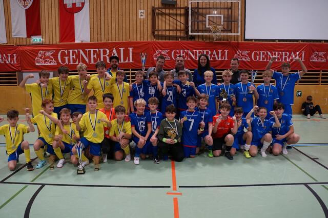 Das Siegerfoto vom U13-Bewerb beim 39. Generali Union Int. Nachwuchscup 2024. MEP Sophia Kircher und Union-Obmann Herbert Lener feiern gemeinsam mit der SU Inzing, FC Patscherkofel und Mühlviertler Ausbildungszentrum. | Foto: MeinBezirk