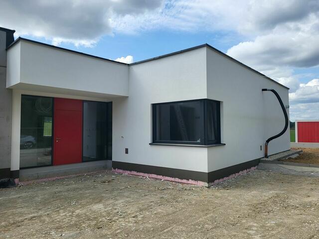Nach dem erfolgreichen Spatenstich, im April dieses Jahres, steht bereits der Rohbau und die Innenausbauten haben begonnen (Foto vom August). | Foto: Rotes Kreuz