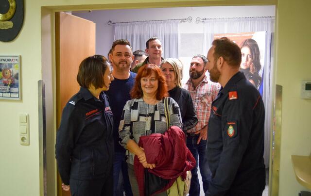 Um 19.15 Uhr öffneten sich die Türen und die ersten Kartenkäuferinnen und -käufer warteten schon hart. | Foto: Cescutti
