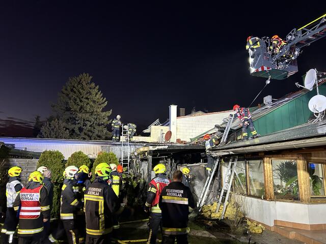 Vier Wehren brachten den Brand unter Kontrolle. | Foto: FF Strasshof