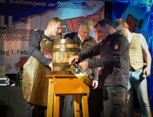 Das erste 20-Liter-Fass des Ballbiers wurde angezapft. | Foto: Cescutti