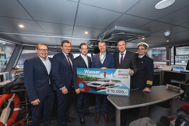 Gerd Krämer (v.l., Central Danube-Geschäftsführer), Reinhard Karl (Raiffeisenlandesbank NÖ-Wien), Kurt Gollowitzer (Geschäftsführer Wien Holding), Christoph Jünger (UNICEF Österreich Geschäftsführer), Wirtschaftsstadtrat Peter Hanke (SPÖ) und Florian Pausch (Steuermann). | Foto: David Bohmann  
