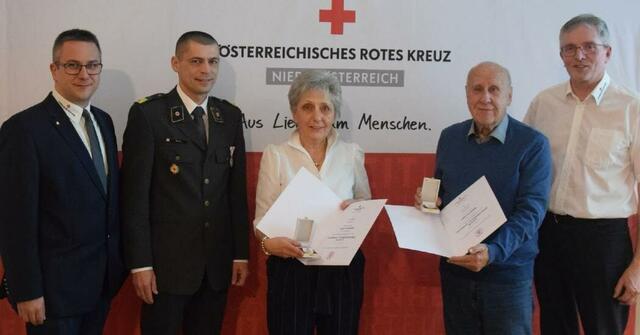 Das Ehepaar Winkler (Mitte) wurde - auch stellvertretend für alle Kolleginnen und Kollegen vom Bereich der Gesundheits- und Sozialen Dienste - für ihre Leistungen ausgezeichnet. | Foto: Rotes Kreuz Horn