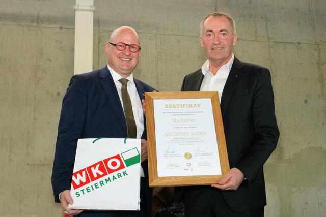 WKO-Obmann Peter Sükar überreichte Bürgermeister Franz Feirer das Zertifikat. | Foto: Cescutti