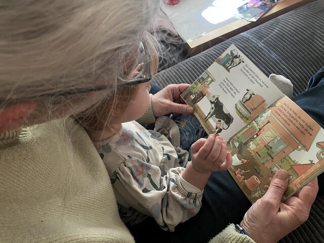 Marta mit Enkerl Ilvy beim "Lesen" | Foto: Stockmann