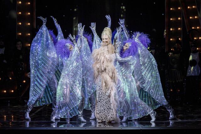 Susanne Langbein brilliert als lebenslustige Göttinnenwitwe und glamouröse "Frau Luna". | Foto: Birgit Gufler