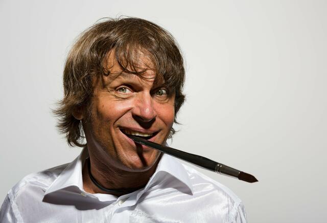 Mundmaler und Musiker Paulus Ploier wurde durch einen tragischen Unfall mit 18 Jahren an den Rollstuhl gefesselt – Der Thalheimer Peter Haidinger rettete ihm das Leben. | Foto: paulus-art.at