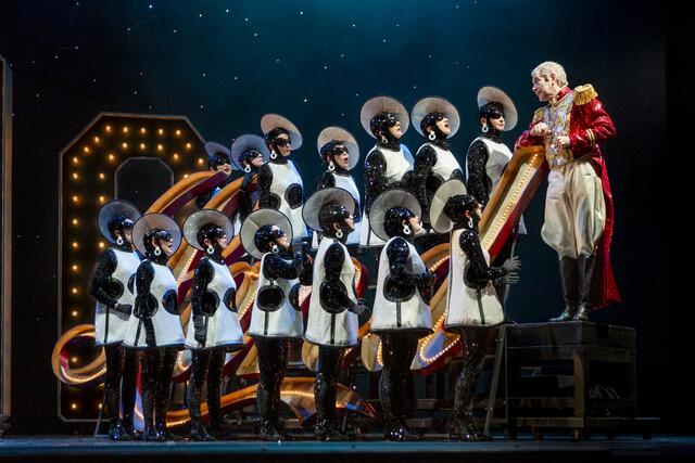 Die Mondelfen mit Haushofmeister Theopil (Tom Eric Lie) | Foto: Birgit Gufler