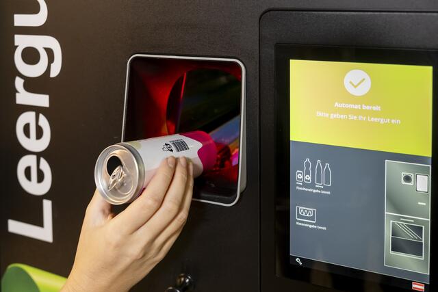 Das sind die Neuerungen in der Abfalltrennung mit 1. Jänner 2025. Der Einwegpfand auf Kunststoffflaschen und Getränkedosen, die gemischte Sammlung von Leichtverpackungen und Metallverpackungen.  | Foto: Martin Steiger