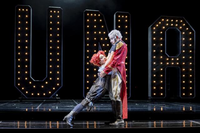 Urkomisch anhänglich: Jennifer Maines als Frau Pusebach mit ihrer vormaligen Liebe Theophil Tom Erik Lie. | Foto: Birgit Gufler