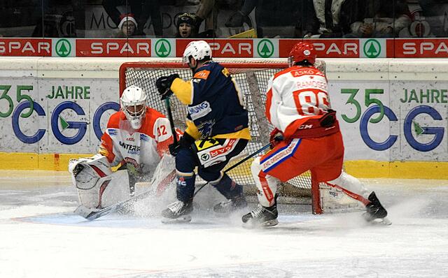 Derbyzeit am kommenden Freitagabend (19:30) zwischen Kundl (rot /weiß) und Kufstein (blau). | Foto: Schwaighofer