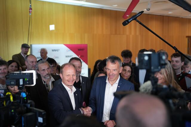 Georg Willi gratuliert dem neuen Bürgermeister Johannes Anzengruber. | Foto: BezirksBlätter