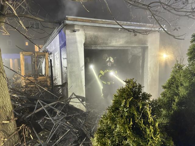 Mit vollem Einsatz: Florianis bei den Löscharbeiten. | Foto: FF Strasshof