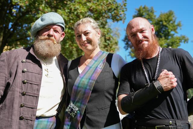 Zum zweiten mal fanden die legendären Halleiner Highland Games bei bestem Wetter auf der Pernerinsel statt. Baumstammweitwerfen, Axtwurf, Kannenlauf: Alles, was das keltische Herz begehrt und natürlich stilecht im Kilt. 2025 sicher wieder! | Foto: Schubert