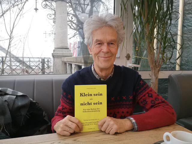 „Klein sein oder nicht sein“: Günther Witzany präsentiert sein neues Buch.