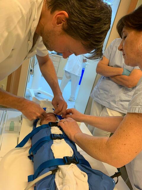 Primar Oliver Wagner, Leiter der Kinder- und Jugendheilkunde am Pyhrn-Eisenwurzen Klinikum Steyr bei den Vorbereitungen. | Foto: OÖG