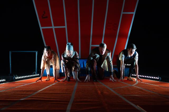 Mit „Jeeps" gelang dem Theater praesent einmal mehr ein rundum erhellendes Theatervergnügen. v.l.n.r.: Marion Fuhs, Therese Hofmann, Volker Wahl und Florian Mania bei ihrem Wettlauf zum sprichwörtlichen Platz an der Sonne.  | Foto: Alena Klinger