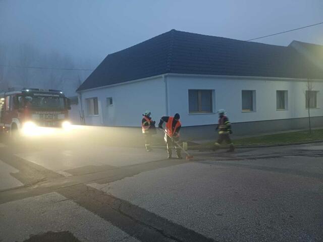 Beseitigung der Ölspur. | Foto: FF Deutschkreutz-Girm.
