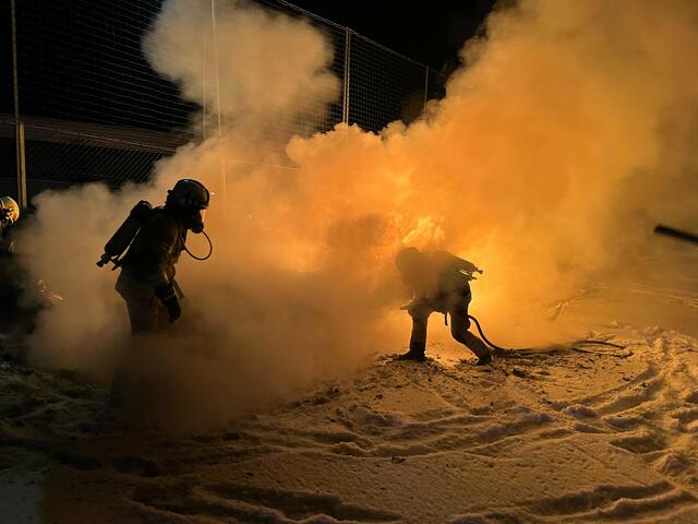 Unter Einsatz von schwerem Atemschutz konnte das Feuer schließlich gelöscht werden. | Foto: ZOOM Tirol