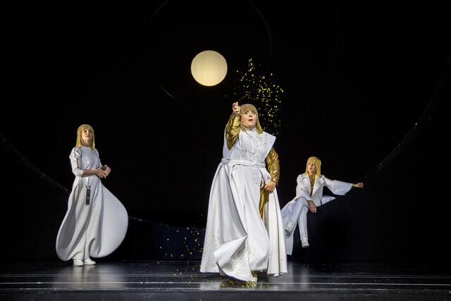 Sind als göttliche Trinität im Stück GI3F (Gott ist drei Frauen) von Nestroy-Preisträgerin (Kiki) Miru Miroslava Svolikova vollkommen neben der Spur: Sara Nunius, Petra Alexandra Pippan und Ulrike Lasta. | Foto: Birgit Gufler