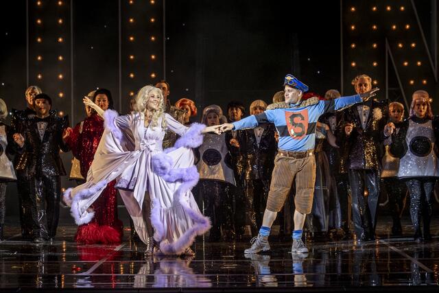 Tänzchen mit Superman:  Susanne Langbein als Frau Luna und Florian Stern als Mondfahrer Fritz Steppke. | Foto: Birgit Gufler