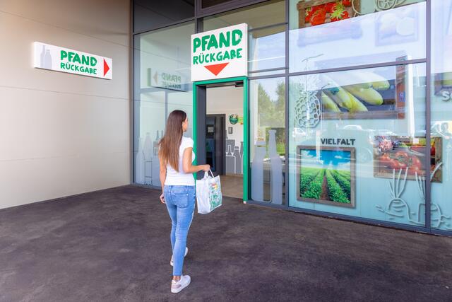 Durch modernste Rückgabeautomaten und Hygienestationen an über 156 SPAR-Standorten in Tirol, wird die Rückgabe von Einwegpfandflaschen und -dosen nicht nur unkompliziert, sondern auch hygienisch einwandfrei. | Foto: Brunnbauer