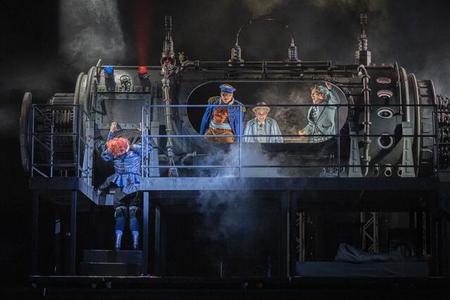 Auf dem Weg zum Mond: v.l.n.r. Jennifer Maines (Frau Pusebach), Florian Stern (Fritz Steppke), Michael Gann (Pannecke), Julien Horbatuk (Lämmermeier). | Foto: Birgit Gufler