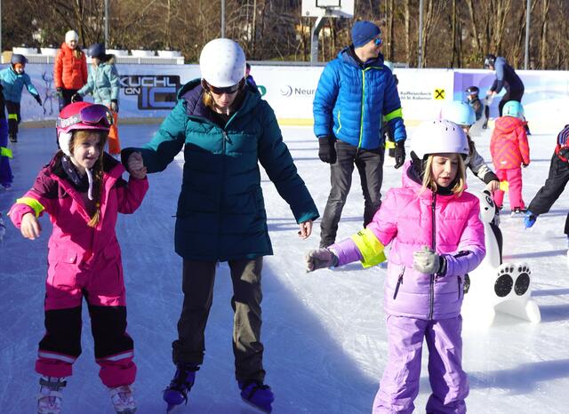 „Kuchl on Ice“ geht in die zweite Saison. Der Eislaufplatz beim Sportzentrum kommt wiederum bestens an und wird von Klein und Groß stark frequentiert. Eislaufen als wunderbare Alternative zum Skilaufen. Schlittschuhe kann man ausleihen, für Speis und Trank ist gesorgt. | Foto: J.Wind