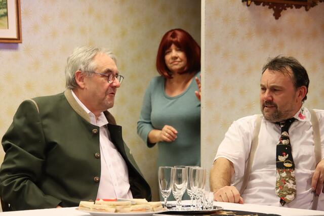 Die Schlawiner Hans (Johannes Ernst, links) und Ferdi (Andreas Sodl) planen eine linke Tour, Bernadette Ernst spitzt dabei die Ohren. | Foto: Martin Wurglits