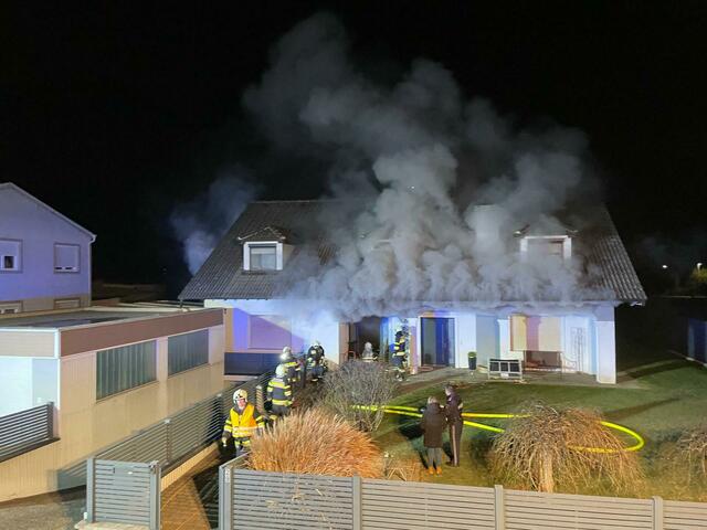 Ein Einfamilienhaus in der Schlossgasse in Deutschkreutz musste gelöscht werden. Nach einer Stunde Einsatz konnte "Brand Aus", gegeben werden. | Foto: FF Deutschkreutz-Girm.
