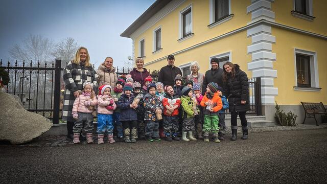 Die Kindergartenkinder bedankten sich stellvertretend für die Müslispende bei Hr. Walter Arnreiter. | Foto: Marktgemeinde Wallern/Tr.