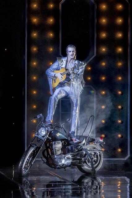 Andre De Majo als Pseudo-Elvis und Prinz Sternschnuppe. | Foto: Birgit Gufler