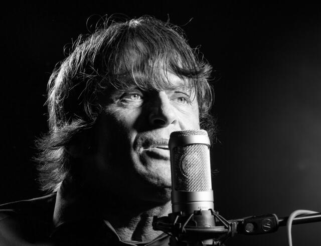 Mundmaler und Musiker Paulus Ploier wurde durch einen tragischen Unfall mit 18 Jahren an den Rollstuhl gefesselt – Der Thalheimer Peter Haidinger rettete ihm das Leben. | Foto: paulus-art.at