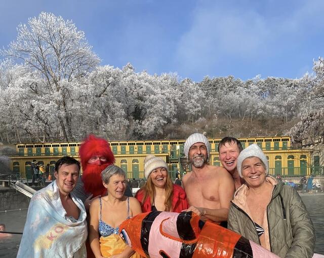 Schwimmen im Rauhreif-Ambiente: Simon Schiemer, Bernd Csida (rote Maske), Karin Schiemer, Doris Mitterer, Hermann Weißenbacher, Peter Lechner, Gabi Stockmann | Foto: Sandra Fieber